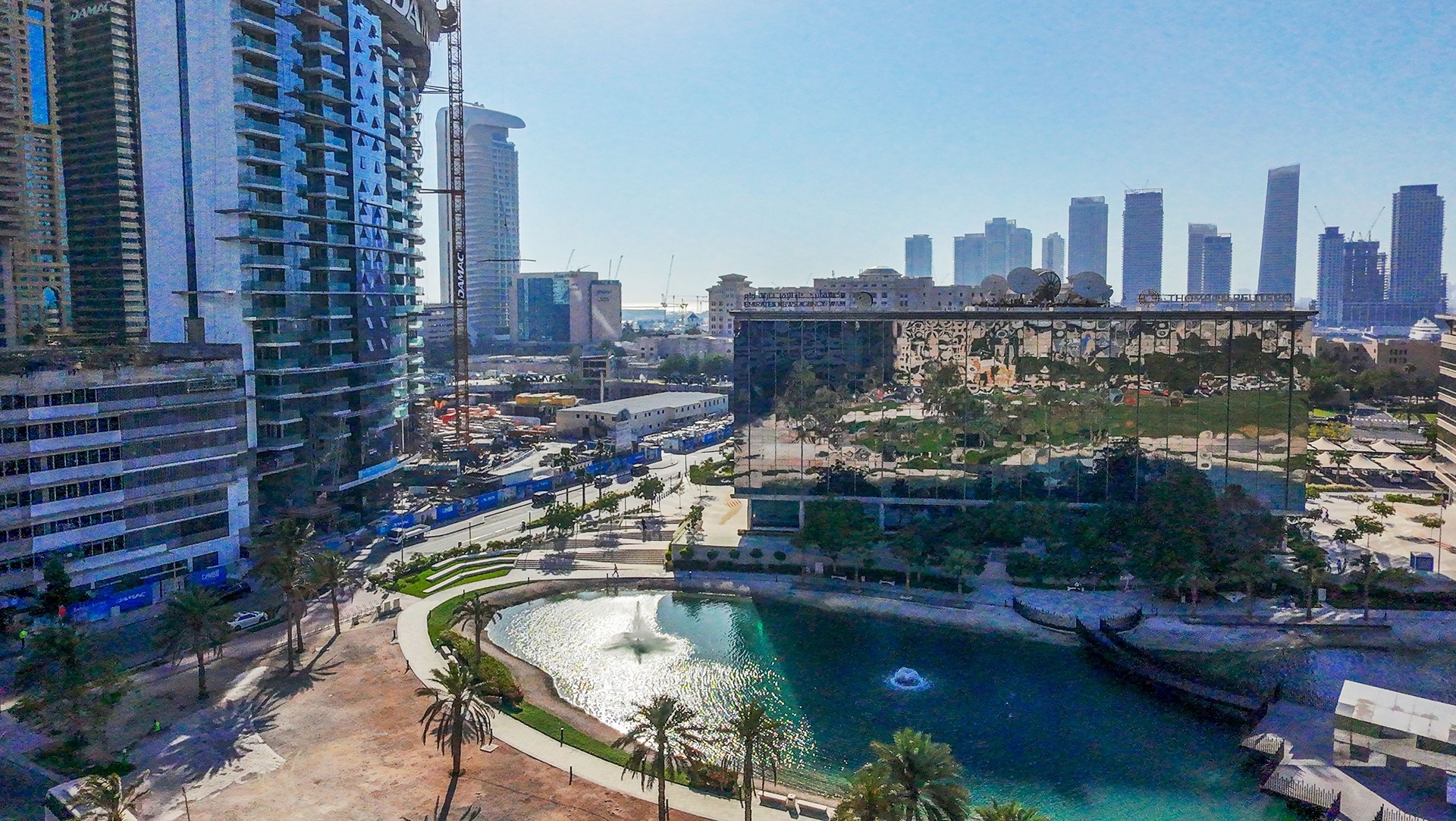Panorama od Dubai with lakes (!) and awe public park with palms anf green grass lawns